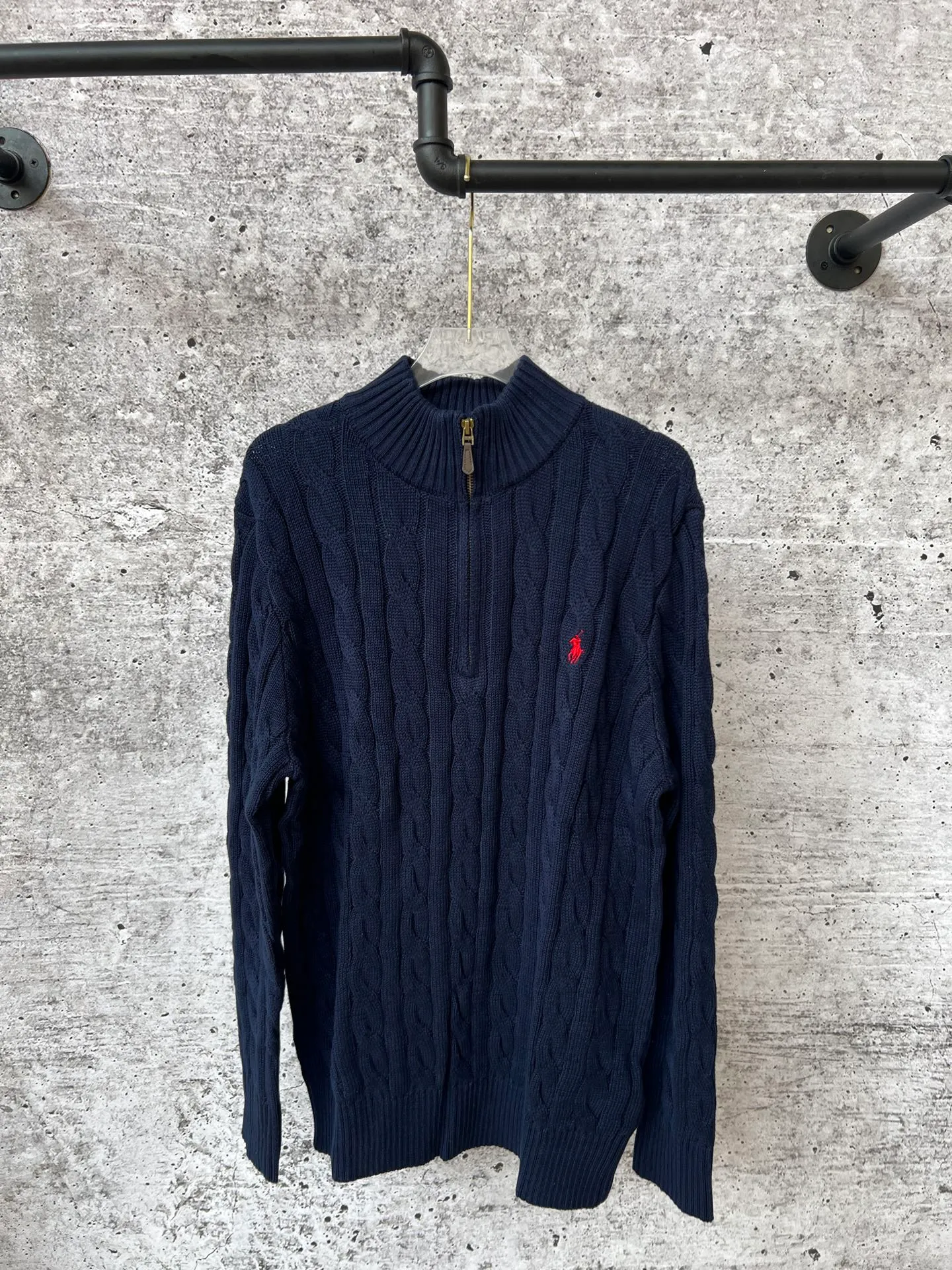 P240 Ralph Lauren classic unisex half-zip rubberized sweater, popular on all major platforms, the original version has the same washed fabric, the workmanship details restore the original, the pony on the chest is embroidered with the original factory, and the hardware accessories are original and customized